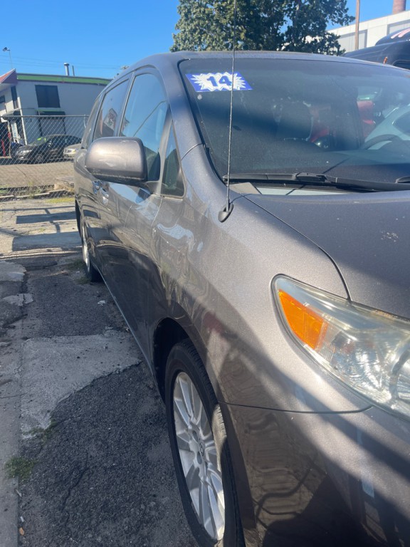 2014 Toyota Sienna Image 3