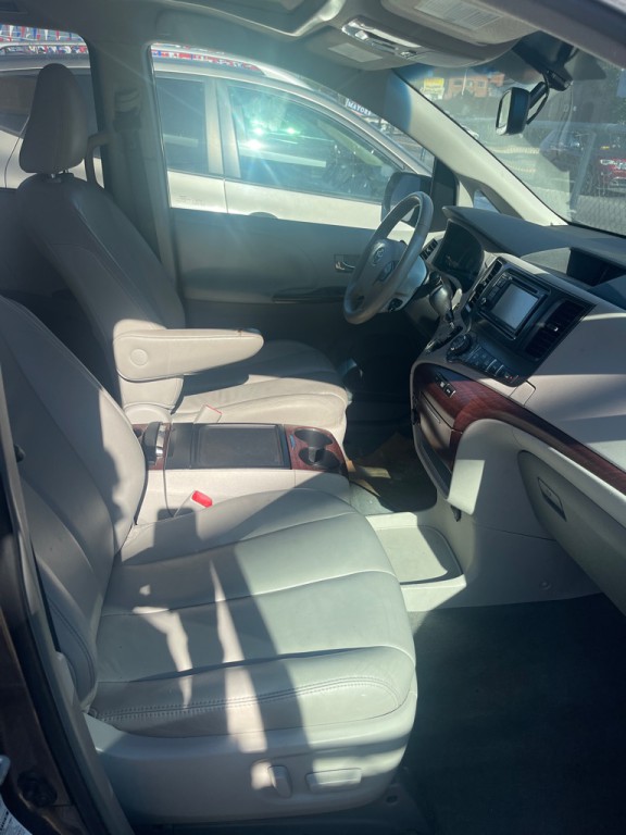 2014 Toyota Sienna Image 4