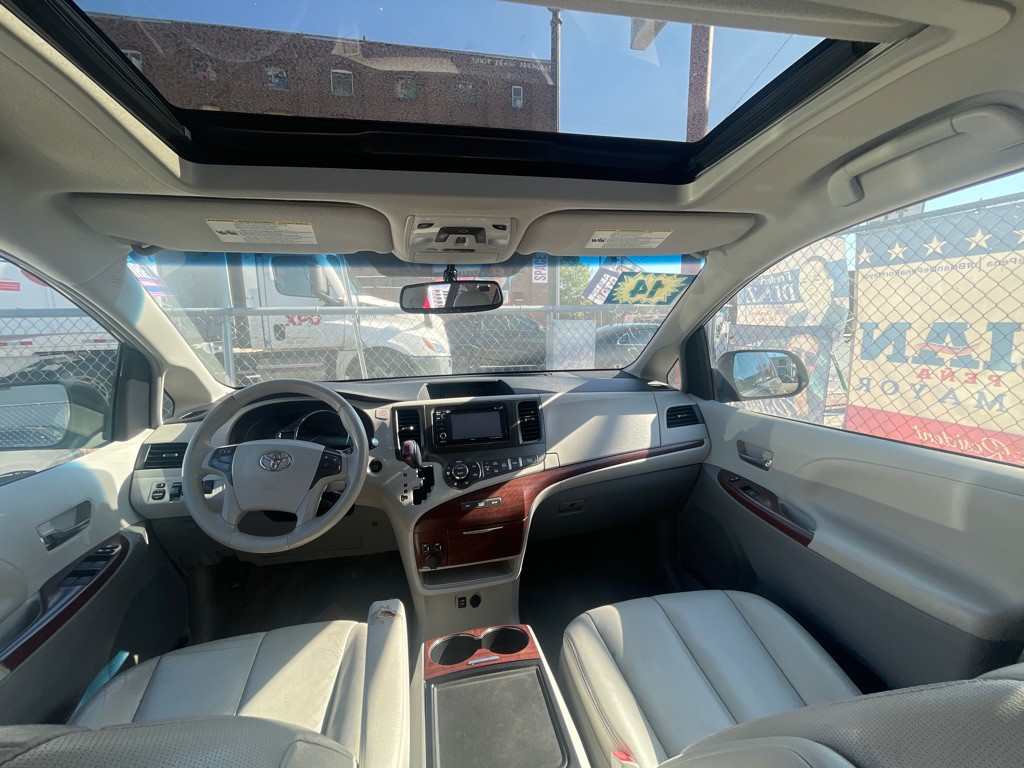 2014 Toyota Sienna Image 5