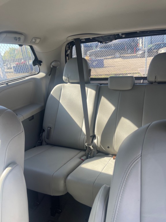 2014 Toyota Sienna Image 6