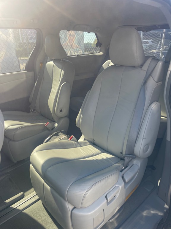 2014 Toyota Sienna Image 7