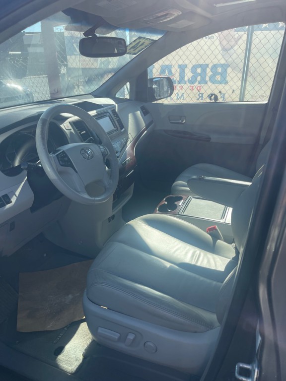 2014 Toyota Sienna Image 8