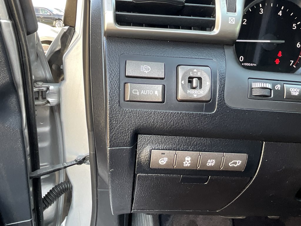 2013 Lexus LX Image 24