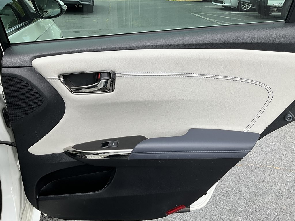 2015 Toyota Avalon Image 13