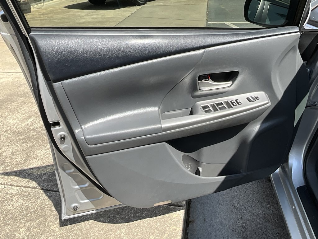 2013 Toyota Prius Image 11
