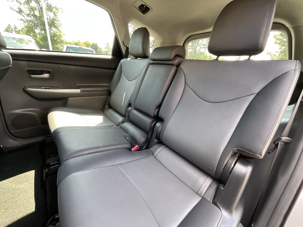 2013 Toyota Prius Image 17