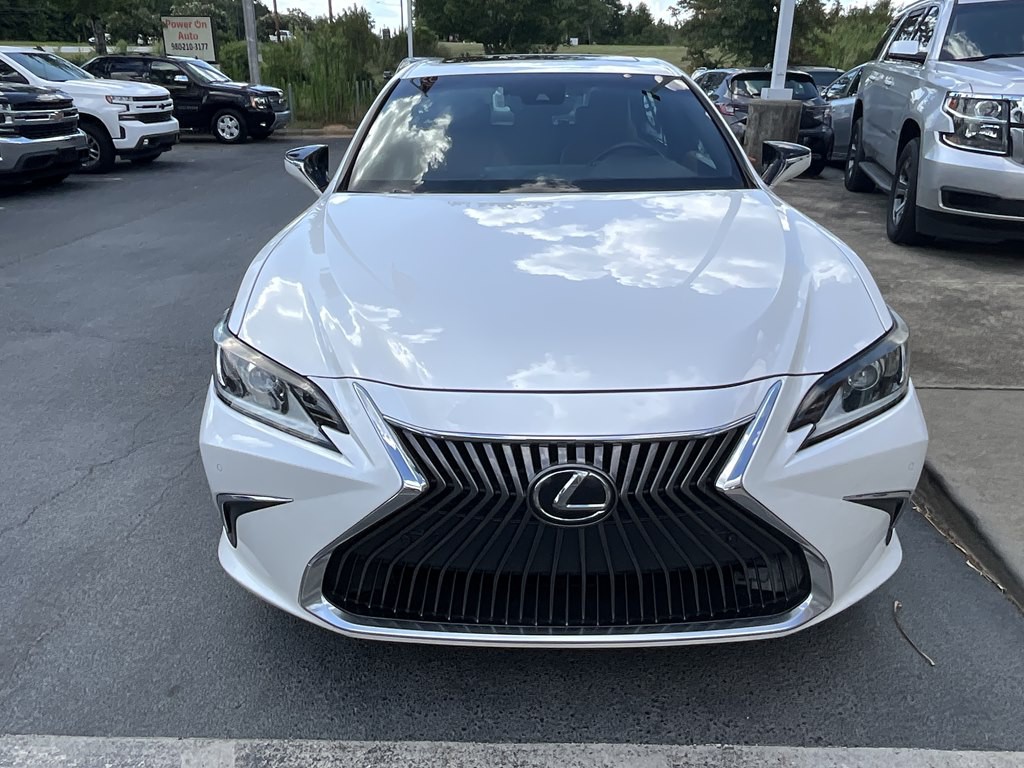 2019 Lexus ES Image 2
