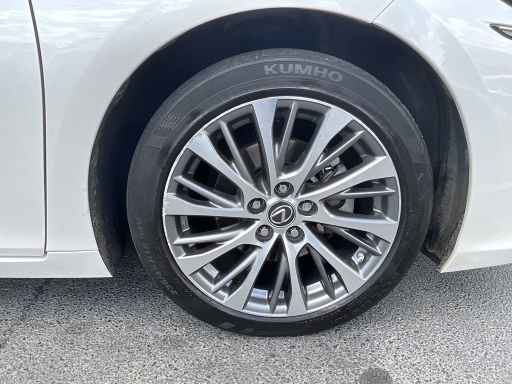 2019 Lexus ES Image 8
