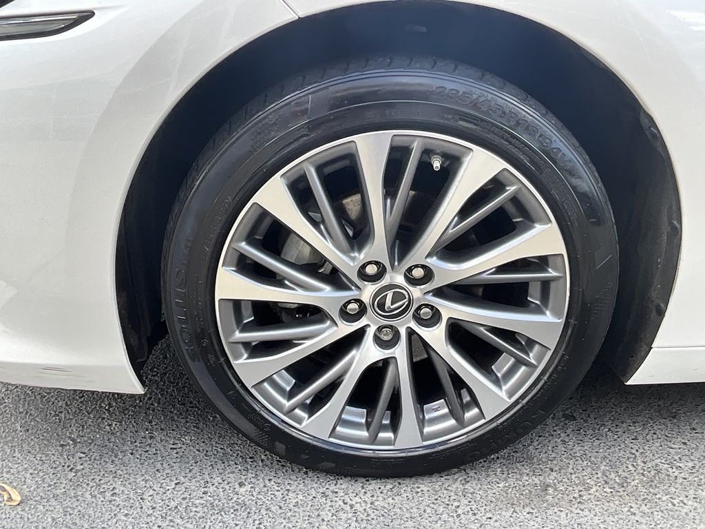 2019 Lexus ES Image 9