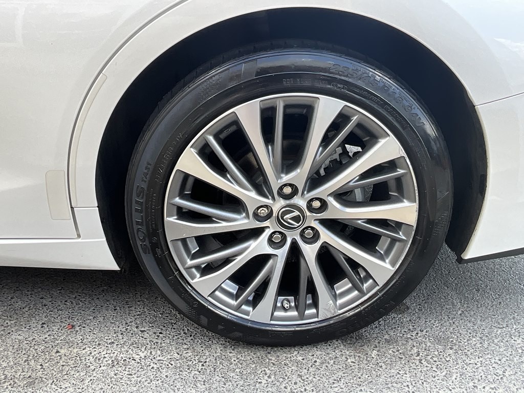2019 Lexus ES Image 10