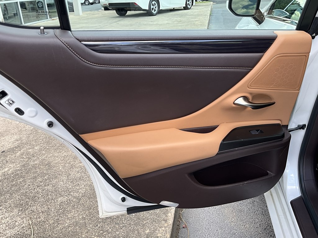 2019 Lexus ES Image 14