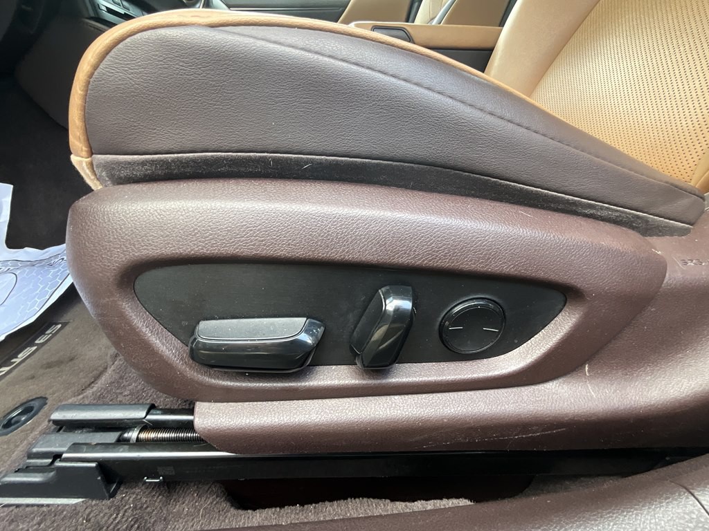 2019 Lexus ES Image 16