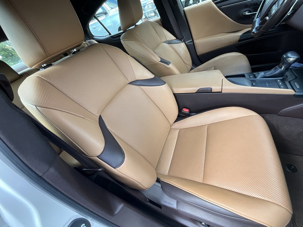 2019 Lexus ES Image 17