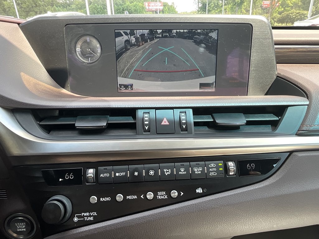 2019 Lexus ES Image 24