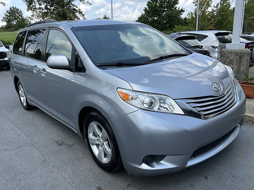 2015 Toyota Sienna Image 1