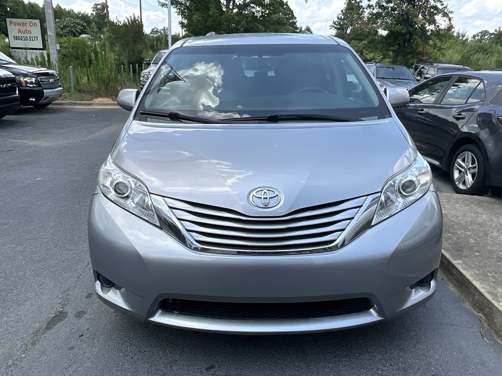 2015 Toyota Sienna Image 2
