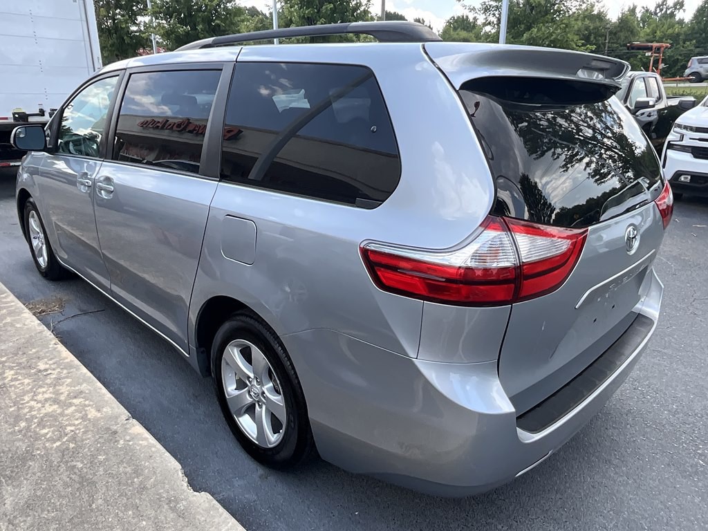 2015 Toyota Sienna Image 4