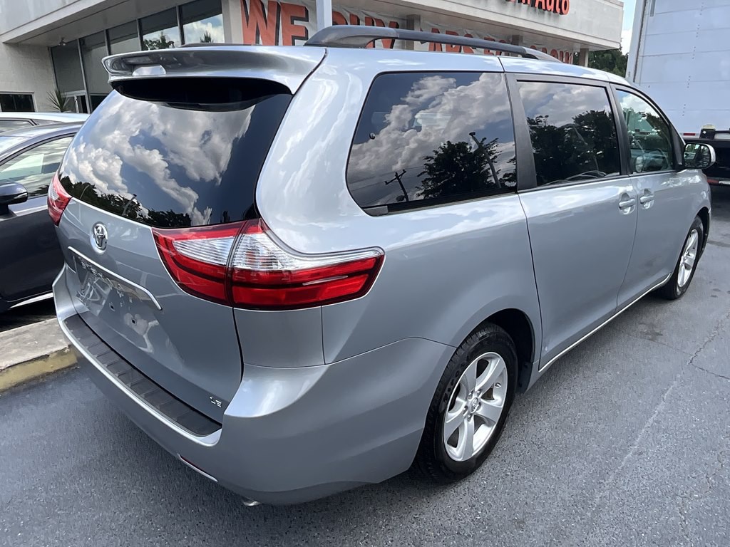 2015 Toyota Sienna Image 6