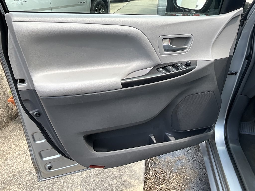 2015 Toyota Sienna Image 11
