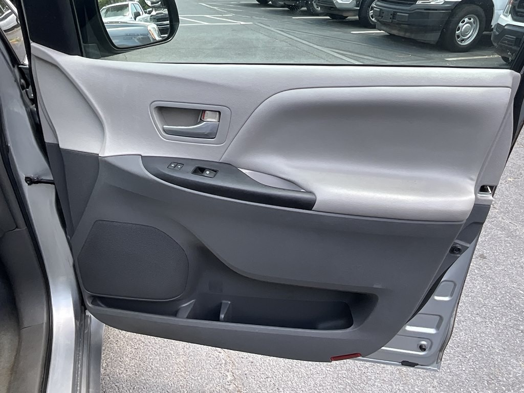 2015 Toyota Sienna Image 12