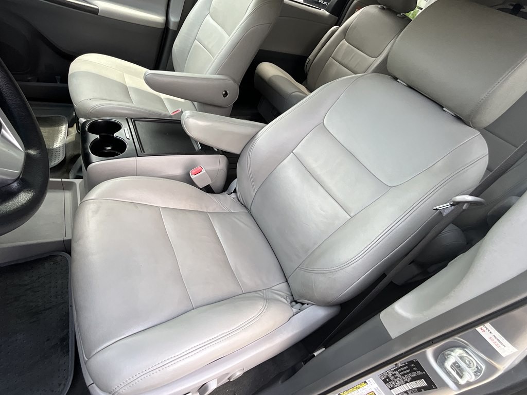 2015 Toyota Sienna Image 13