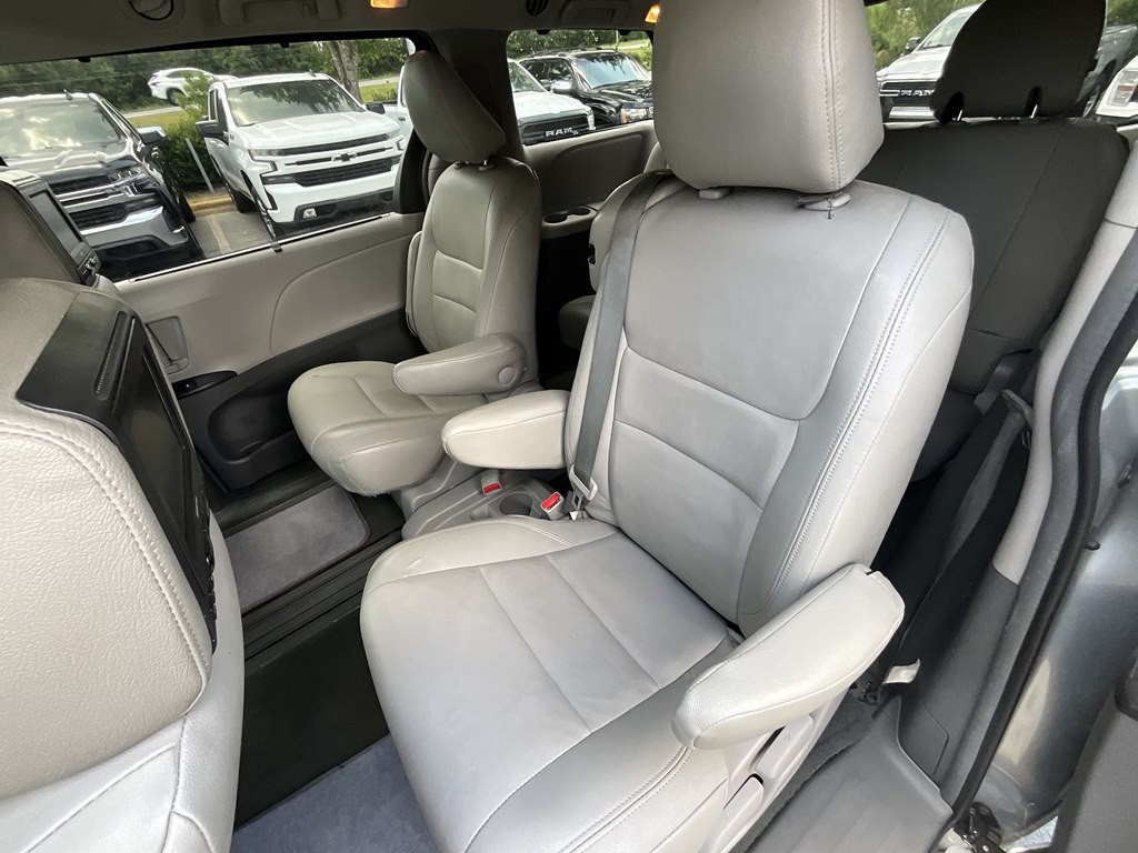 2015 Toyota Sienna Image 16