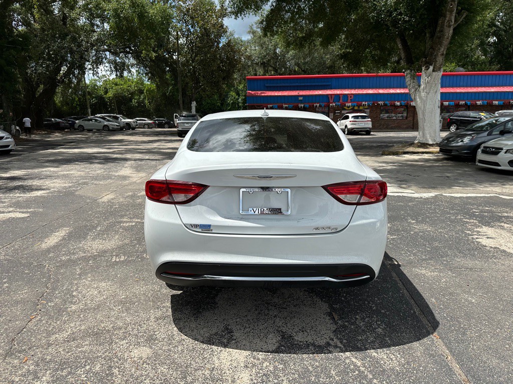 2016 Chrysler 200 Image 5