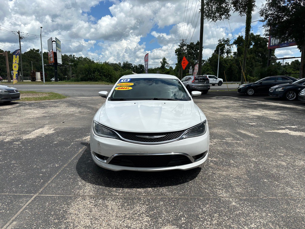 2016 Chrysler 200 Image 9