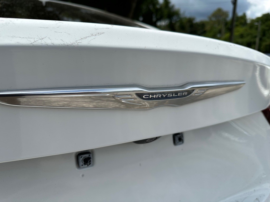 2016 Chrysler 200 Image 10