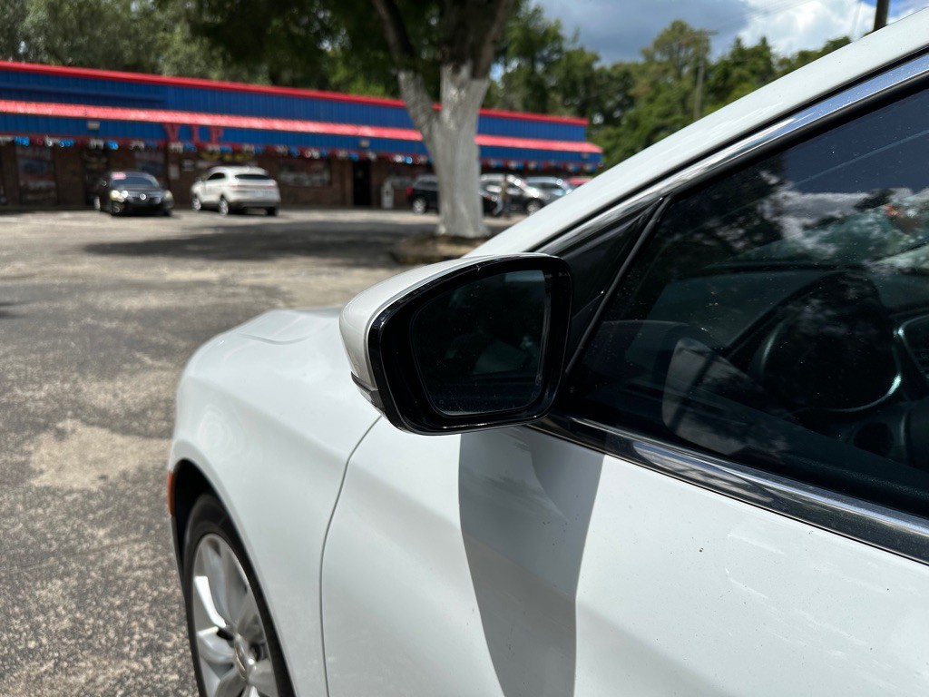 2016 Chrysler 200 Image 12