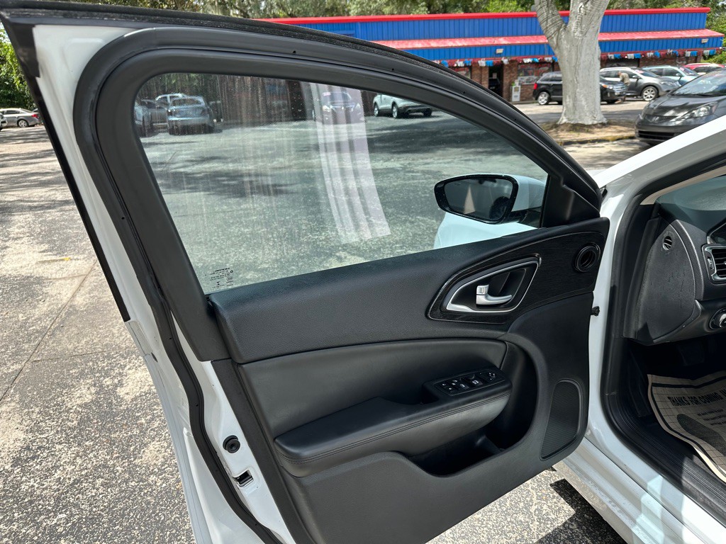 2016 Chrysler 200 Image 13