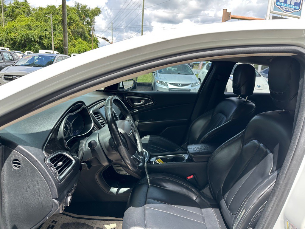 2016 Chrysler 200 Image 14