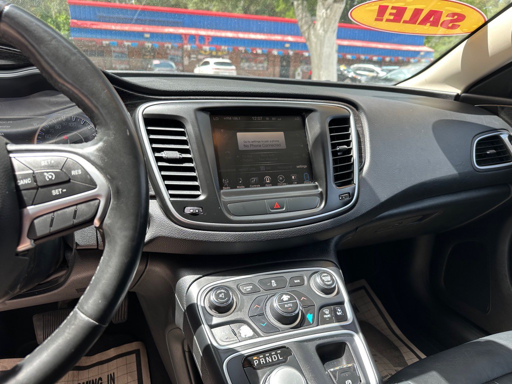 2016 Chrysler 200 Image 16