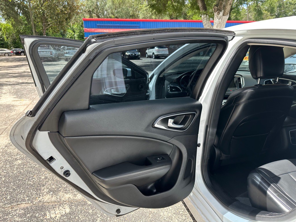 2016 Chrysler 200 Image 17