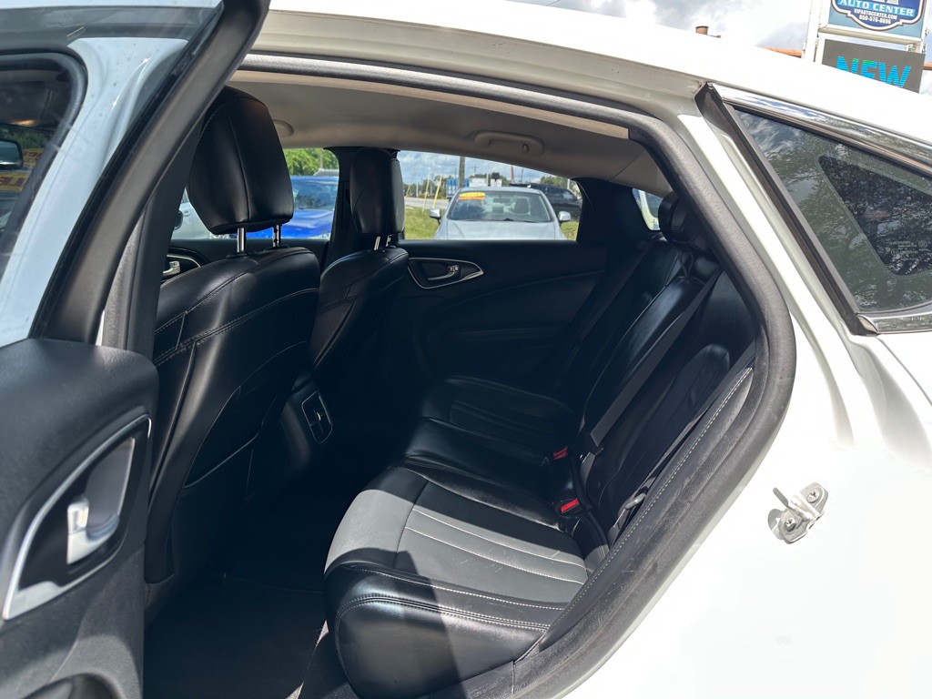 2016 Chrysler 200 Image 18