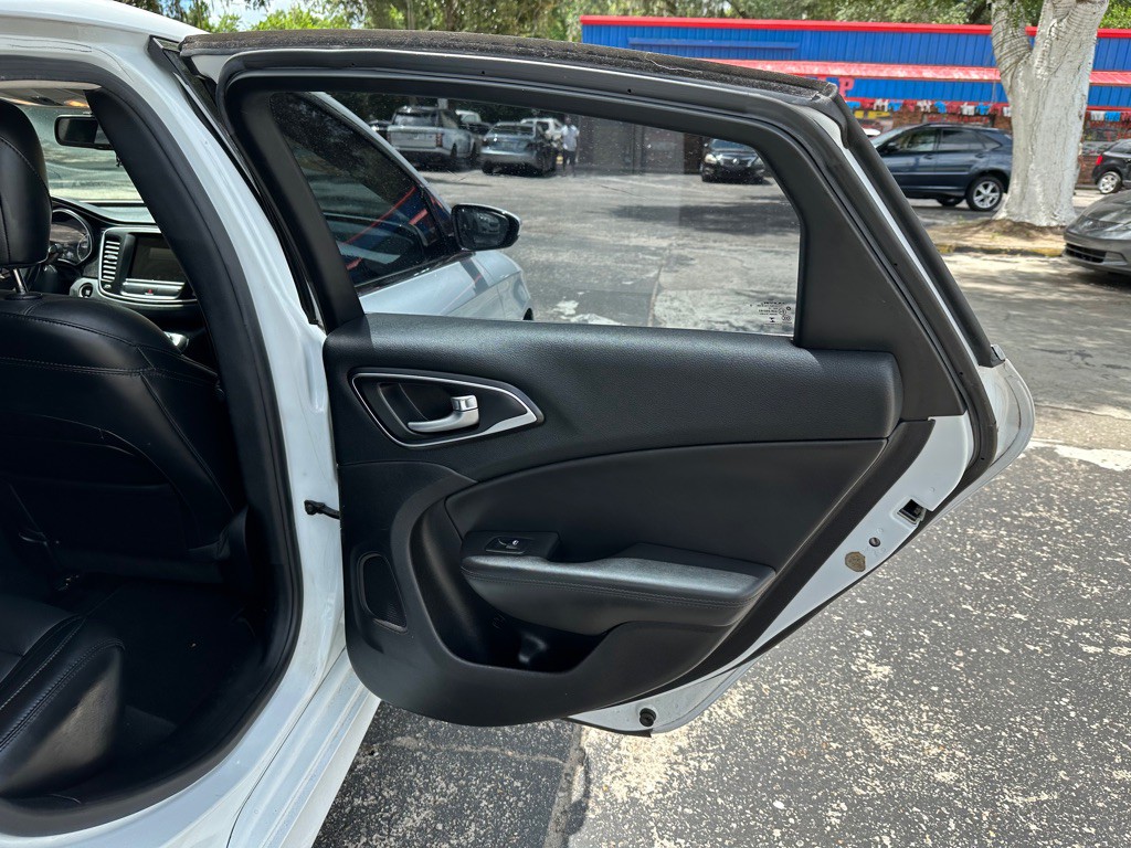 2016 Chrysler 200 Image 19