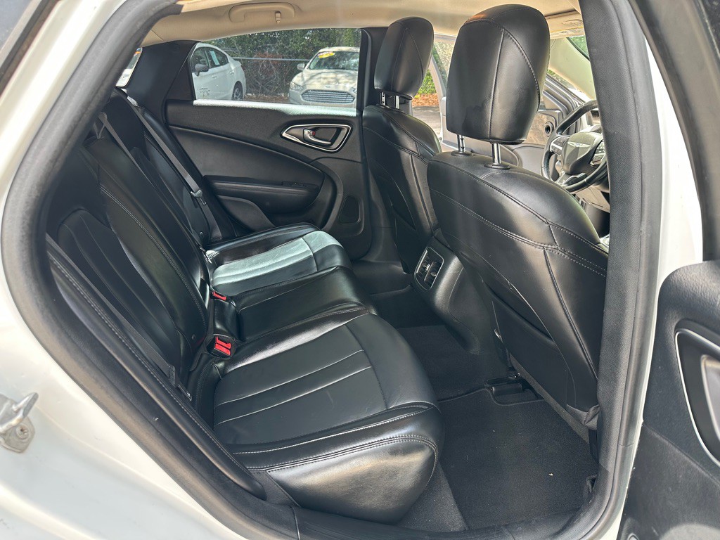 2016 Chrysler 200 Image 20