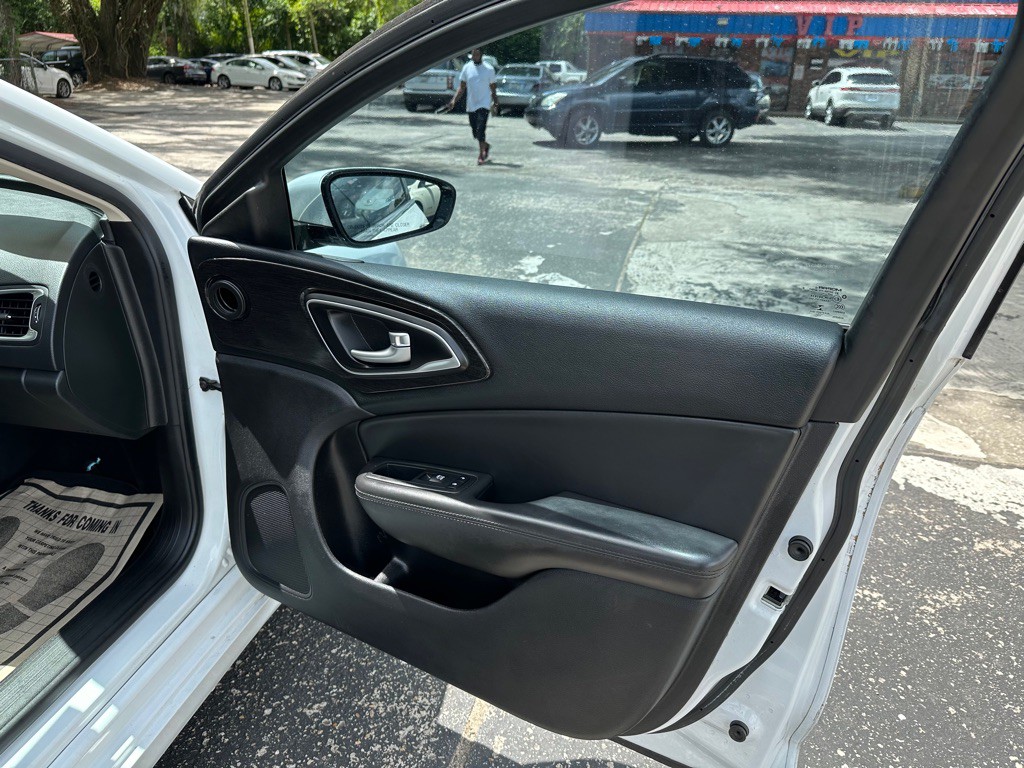2016 Chrysler 200 Image 21