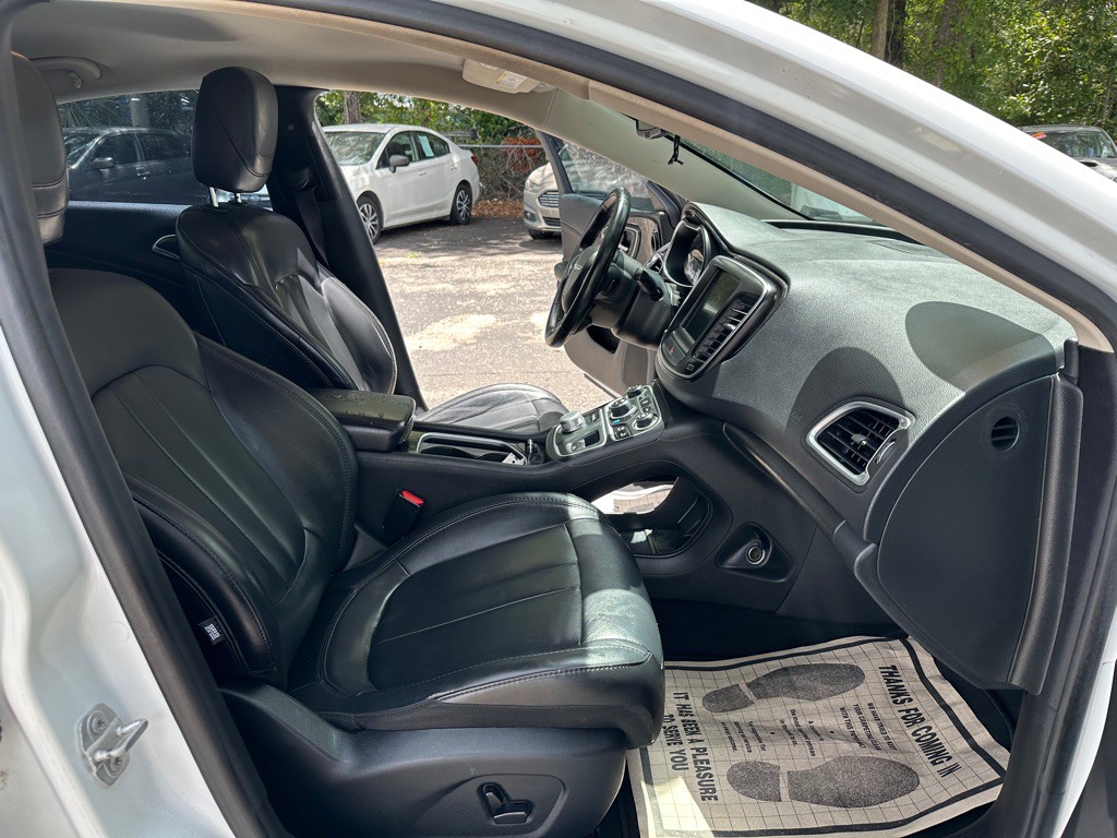2016 Chrysler 200 Image 22