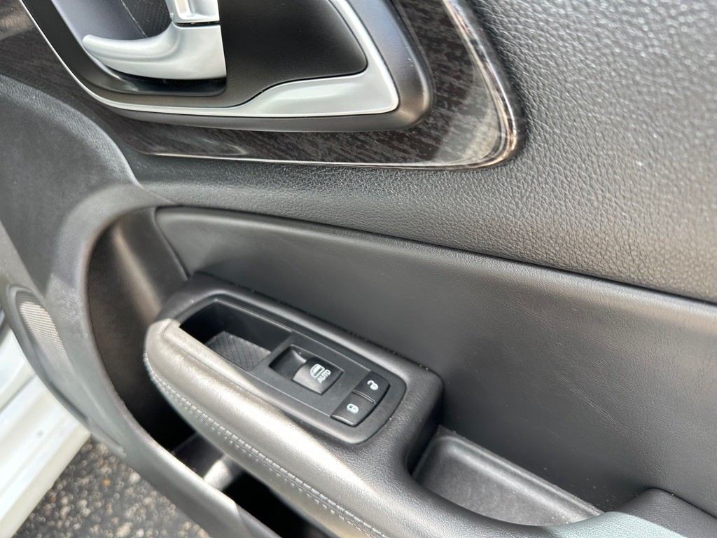 2016 Chrysler 200 Image 23