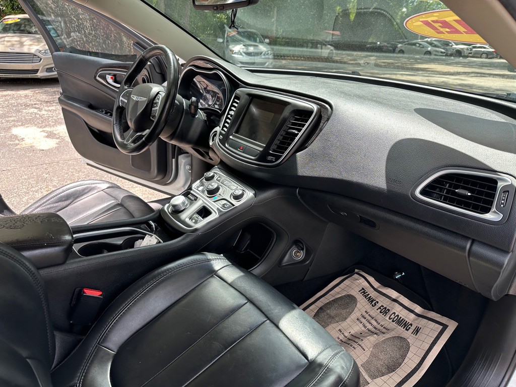 2016 Chrysler 200 Image 24