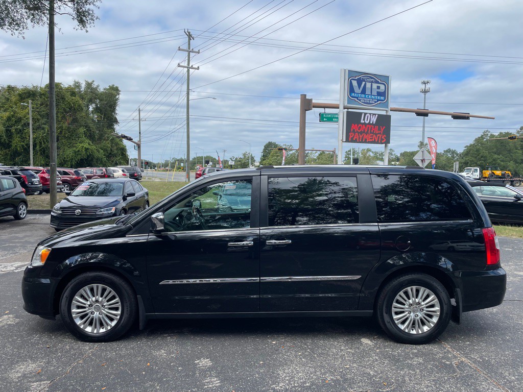 2015 Chrysler Town & Country Image 2