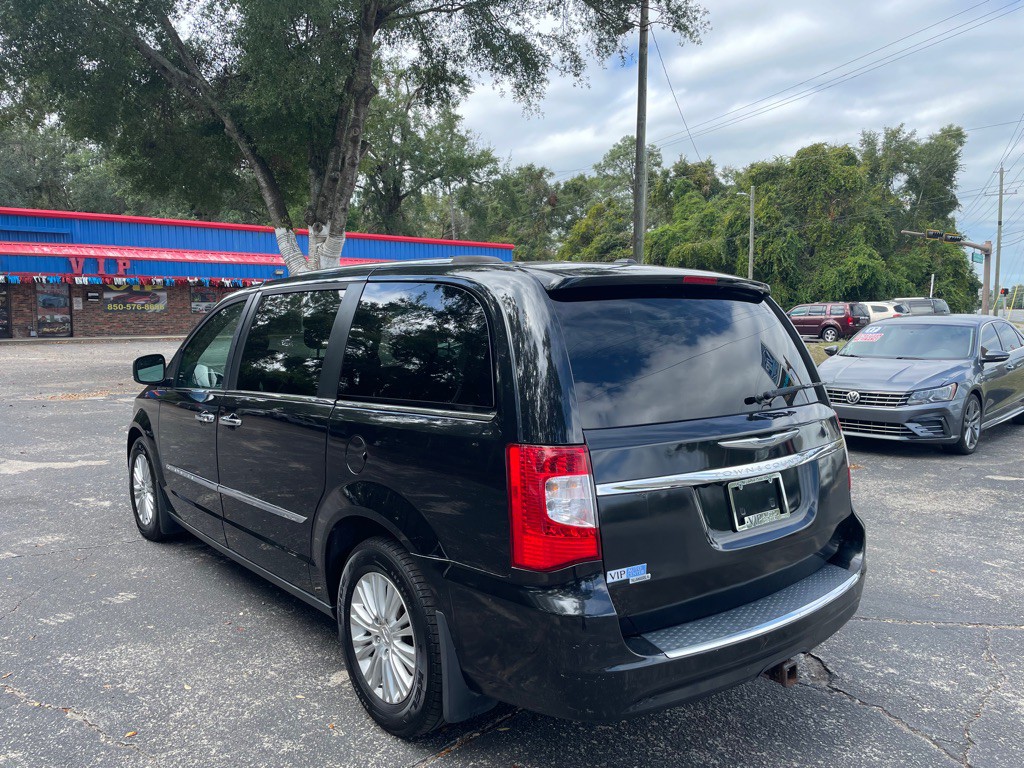 2015 Chrysler Town & Country Image 3