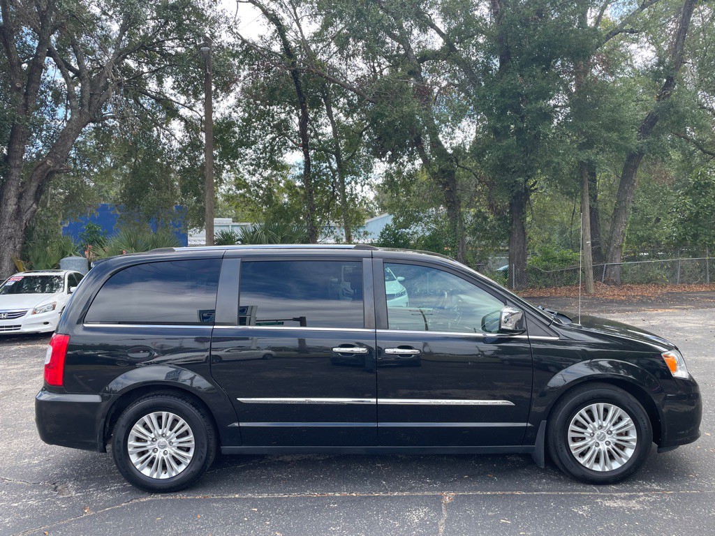 2015 Chrysler Town & Country Image 6