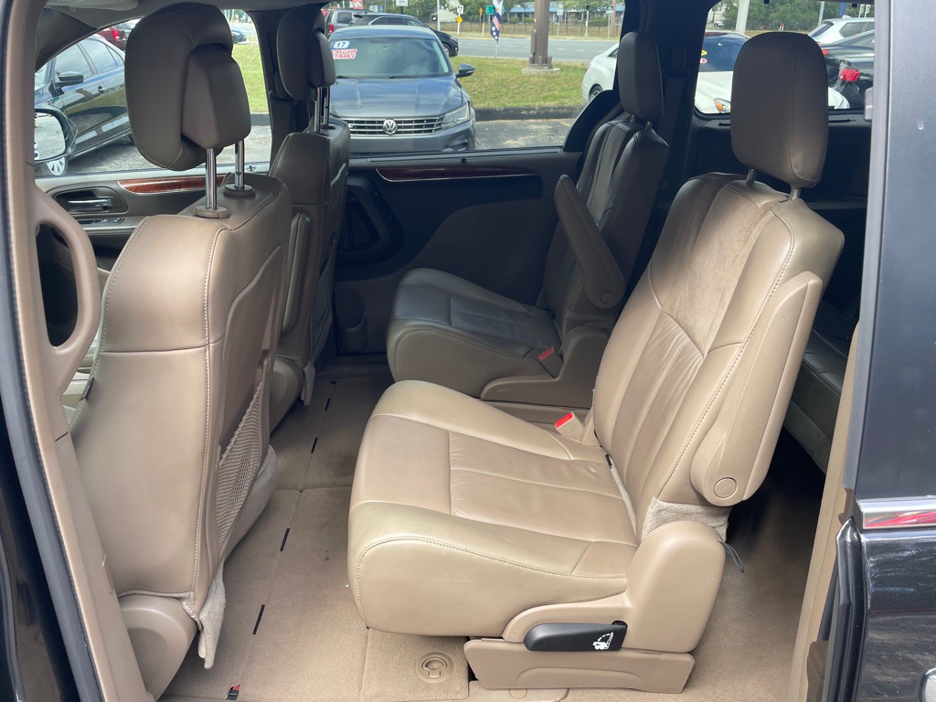 2015 Chrysler Town & Country Image 24