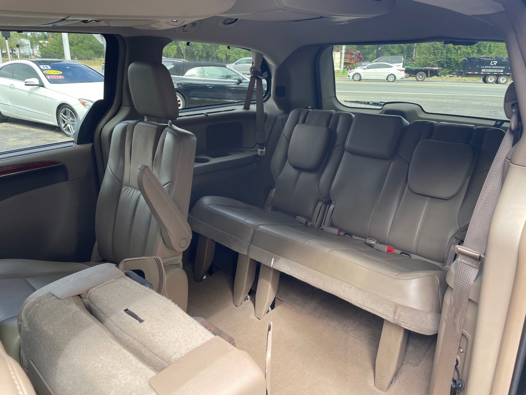 2015 Chrysler Town & Country Image 25