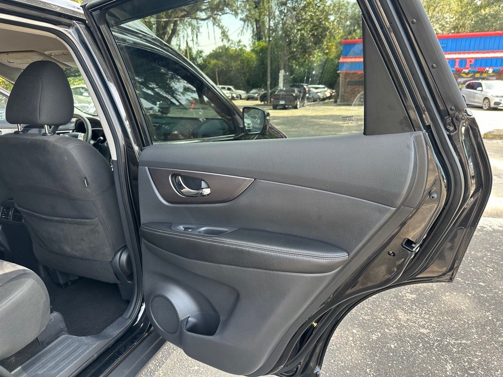 2016 Nissan Rogue Image 18