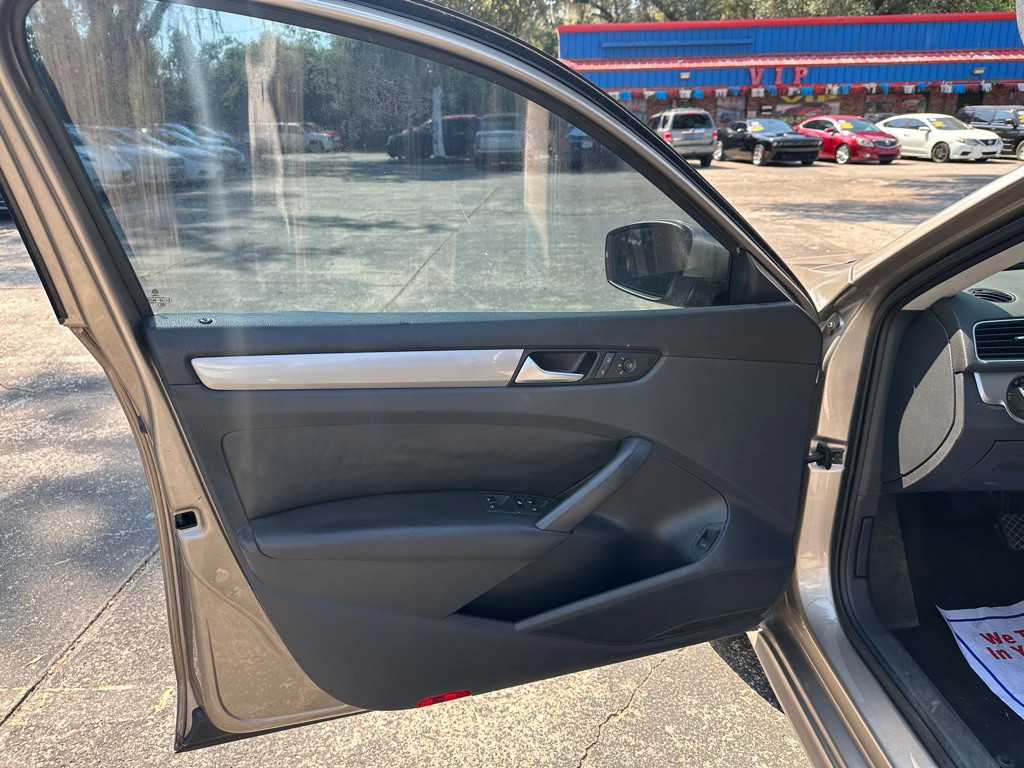2015 Volkswagen Passat Image 12