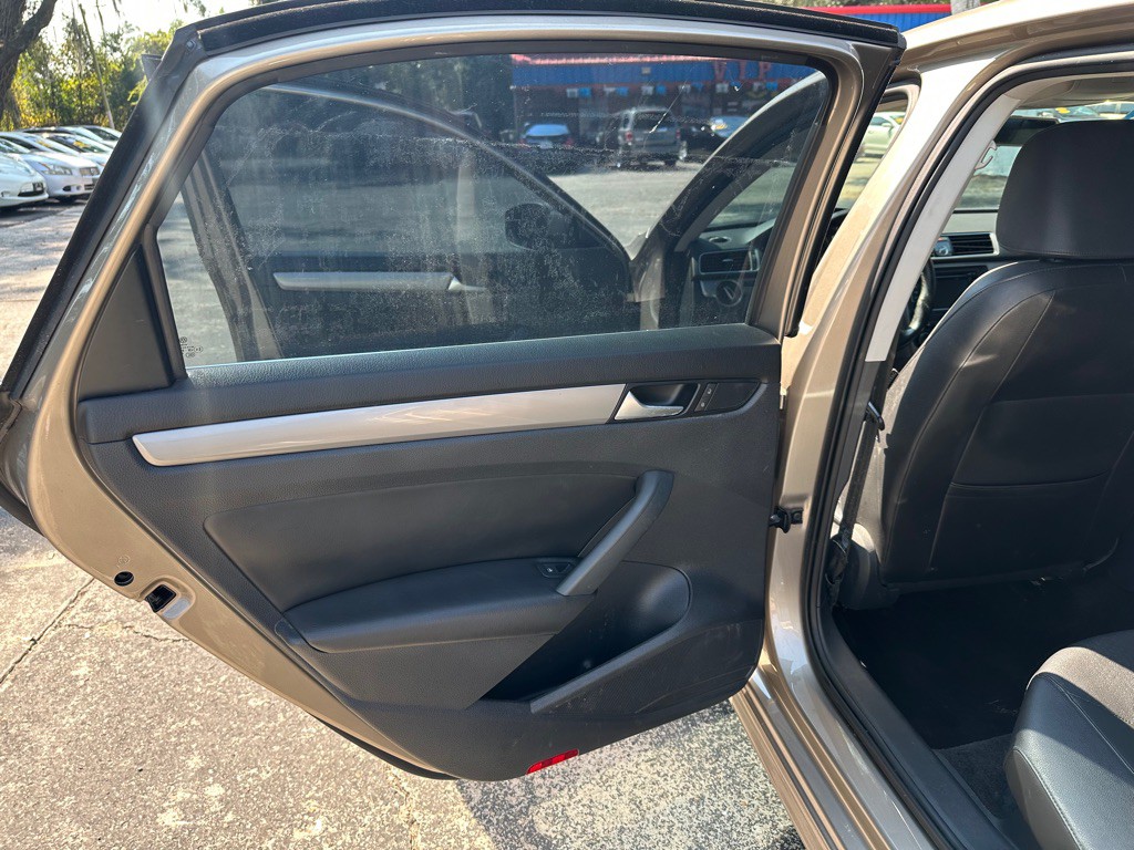 2015 Volkswagen Passat Image 14