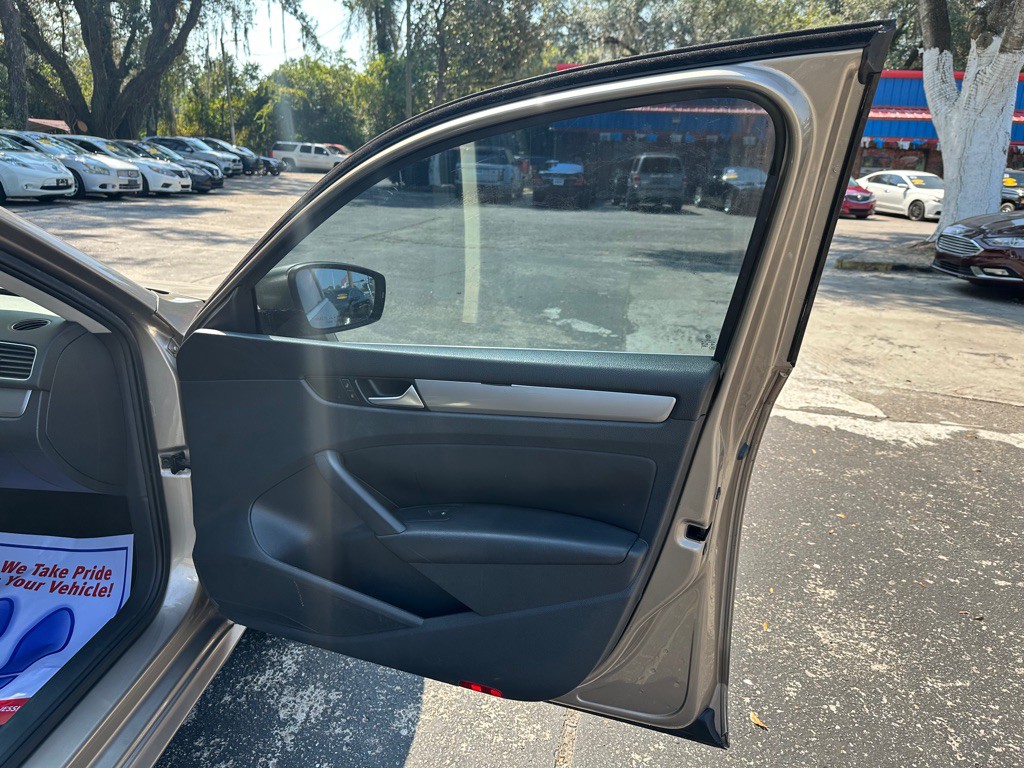 2015 Volkswagen Passat Image 16